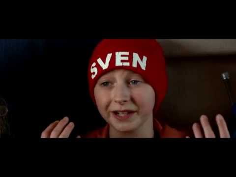 Sune får en Sven-mössa. SUNE I FJÄLLEN - Biopremiär 19 december