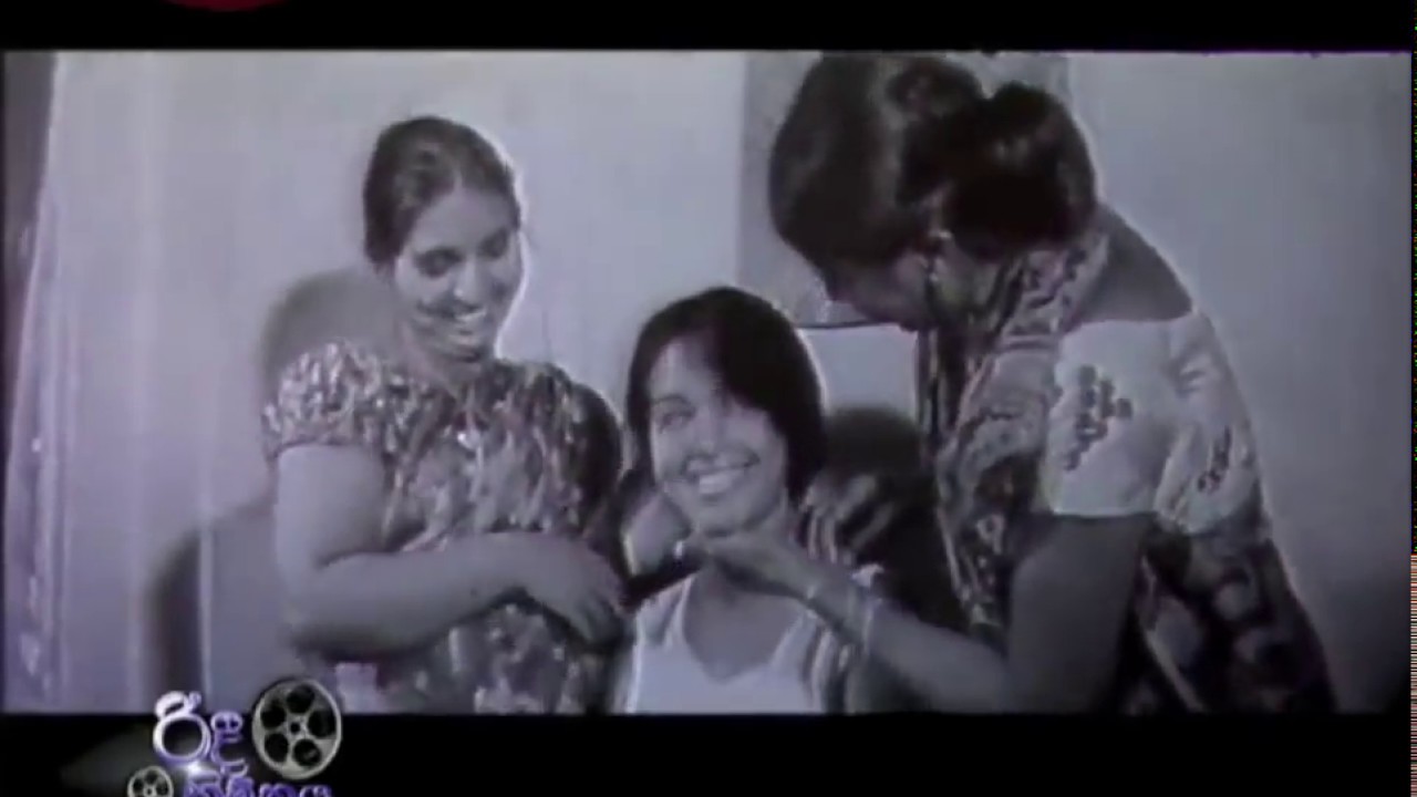 Miniature de la vidéo පිනිදියෙන් විකසිතව පිරිසිදු - එයා දැන් ලොකු ළමයෙක් 1977 du film එයාදැන් ලොකු ලමයෙක්