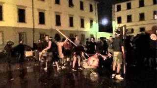 Ingegneri del S. Anna alle prese con catapulta che si sfascia