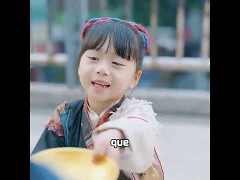 La niña usó el don de convertir todo en oro para repartir oro entre los mendigos.#shorts