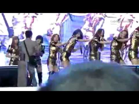 YouTube - Taeyeon(SNSD) was dragged off stage !!! (FanCam).flv