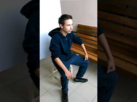 Na momcheto mu e mnogo smeshno dà si notavi edna anima😂😂