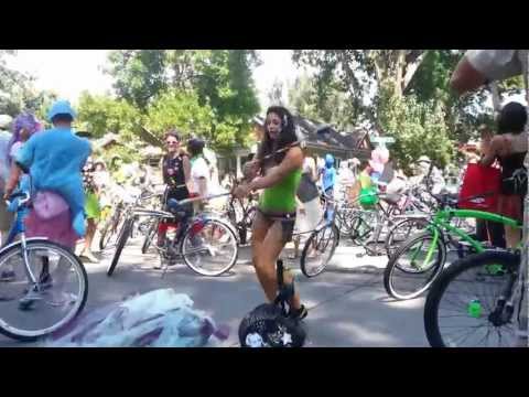 Spontaineous dance party broke out on Mountain street during Tour de Fat bicycle parade.