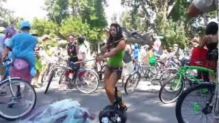 Spontaineous dance party broke out on Mountain street during Tour de Fat bicycle parade.