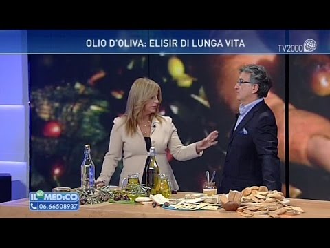 Il massaggio per la persona per stringersi di una forma di faccia della casa Se è possibile fare pacchi di faccia con un limone