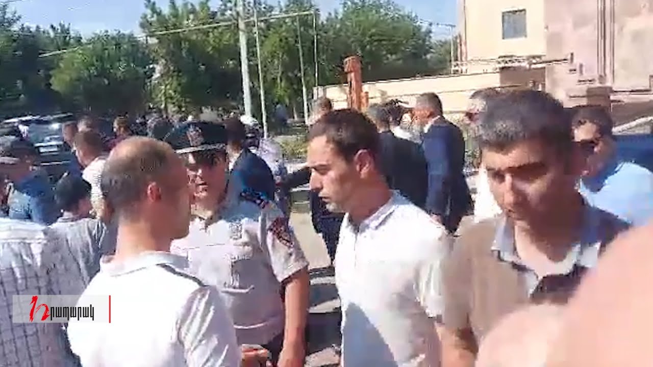 Փաշինյանը քաղաքացիներին իրեն մոտ չի թողնում