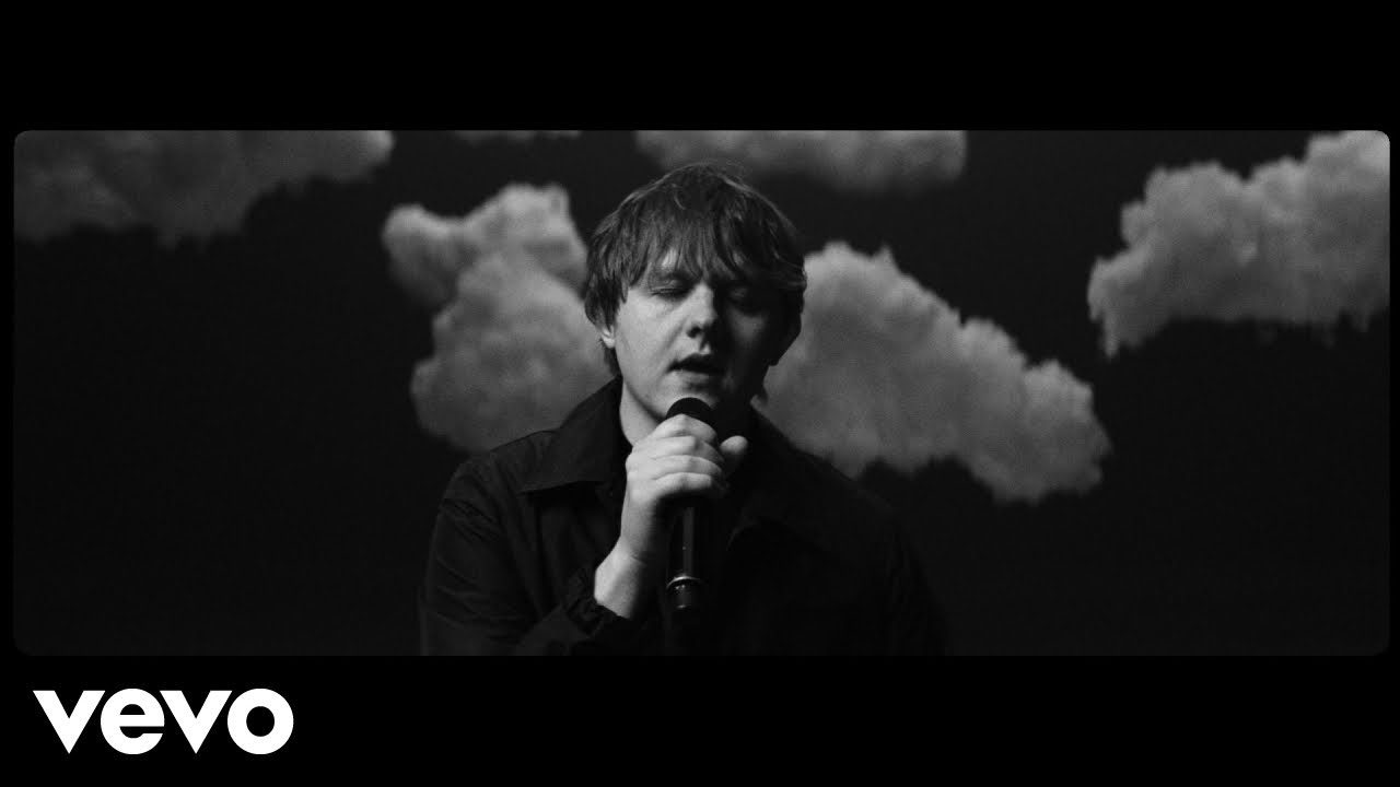 Lirik Lagu Hold Me While You Wait - Lewis Capaldi dan Terjemahan