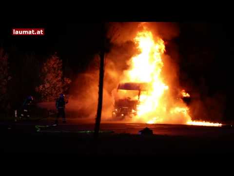 Schwerlastzugmaschine bei Sattledt in Vollbrand