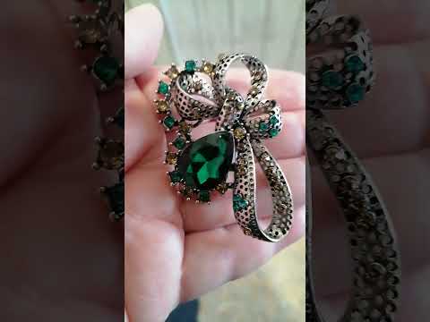 фото брошь  с изумрудом( стразы) la-viva 0