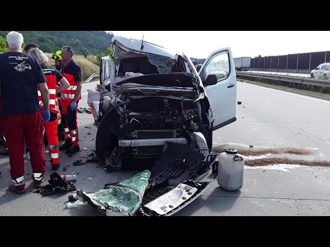 Vážná nehoda na dálnici na Přerovsku. Hasiči vyprostili zraněného řidiče z trosek dodávky