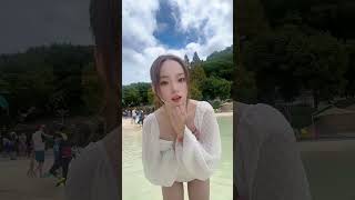 白ビキニ着用のポニーテール美女がセクシーダンシング！