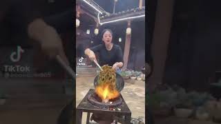 ノリノリで料理する美女[TikTok]