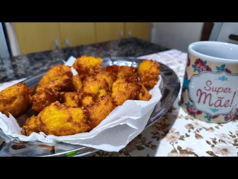 Fazendo bolinho de milho ao vivo.