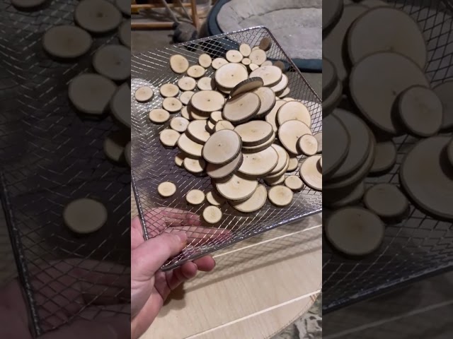 Vídeo relacionado con Wooden Craft Boards, DIY Round Sheets, 3,15 x 3,15 pulgadas Blank Ornaments with Smooth Design, Birch Wood Panels, Decorative Supplies with Rustic Style, Art Project Material for School and Home
