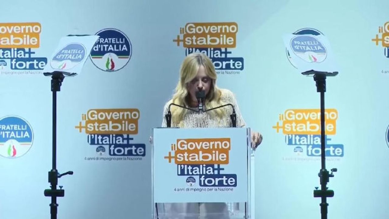 "Amore, ti richiamo", la telefonata di Meloni alla figlia durante il comizio di Bari