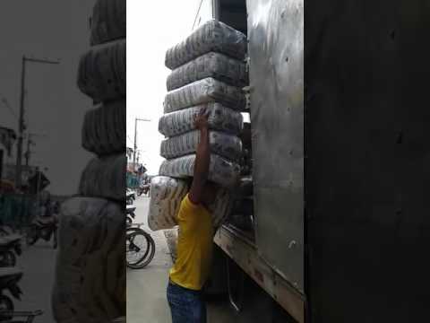 Estivador carregando oito fardos de arroz