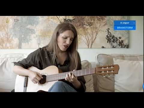 Luisa Sobral sing alone with guitar - Eurovision 2017 winner "Amar Pelos Dois"