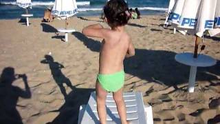 preview picture of video 'Yoli dancing on the Obzor beach'