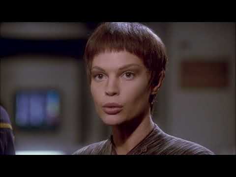 T'pol helps Archer with klingons