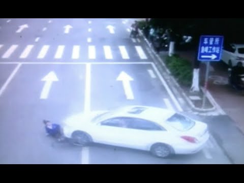 Car Hits Cyclist Going Against Traffic in South China’s Guangxi