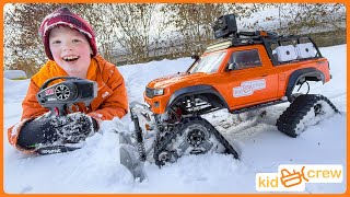 Download lagu Remote controlled truck saves dad and plows snow with crawler tracks. Educational | Kid Crew mp3