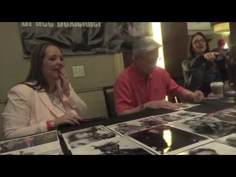 Bruce Boxleitner Signs, Remembers SCARECROW & MRS KING Pics @ Hollywood Show