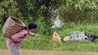 Download lagu Passing by a woman lying motionless in a ditch… Sung Thuong turns back and the unexpected ending mp3