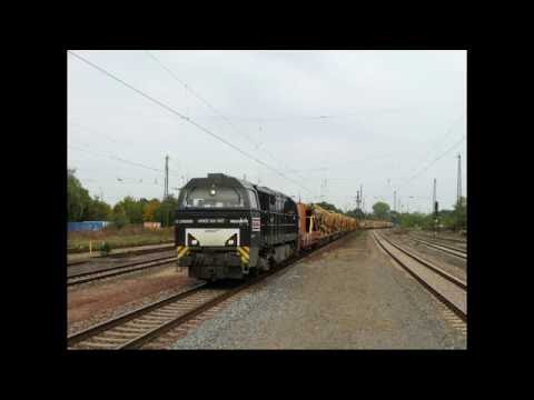 MRCE/Dispolok STRABAG Vossloh G2000 BB 272 406-0 mit Schotterreinigungszug  in Babenhausen (Hessen)