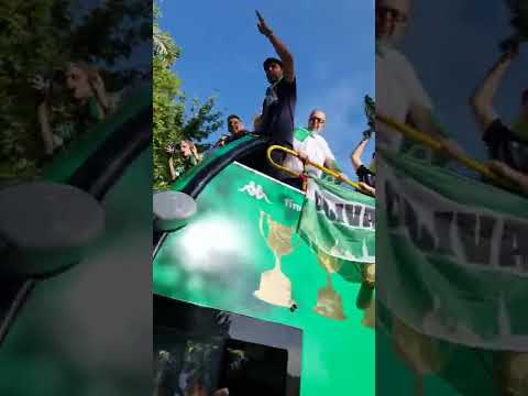 jugadores en el autobús Betis Campeones