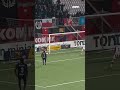 Ronald Koeman jr. zit MIS, krijgt bal op ACHTERHOOFD en BEUKT teamgenoot omver ?
