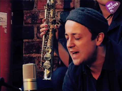 PRAWIE UNPLUGGED: Czesław Śpiewa w piosence "Ucieczka z wesołego miasteczka"