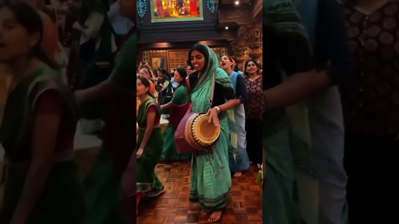 Aarti Kunj Bihari Ki | ISKCON Krishna Bhajan | #Divine #Radha #Krishna Devotion #viral