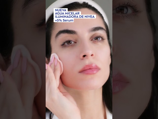 Vídeo relacionado con NIVEA Agua Micelar Bifásica Skin Glow - Limpiador Facial - Con 5% Sérum de Vitaminas C y E - Desmaquillador Ojos Rostro y Labios - Energizante - Ilumina - Hidratante - Piel Apagada y Sensible - 400 ml