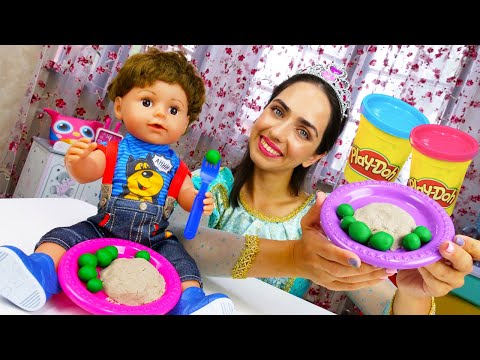 Видео про игры в готовку. Пупс Беби Бон ждет обед! Готовлю игрушкам с кинетическим песком и Плей До!