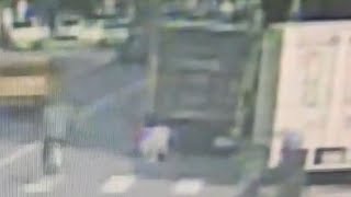 就這樣直直撞上違停貨車