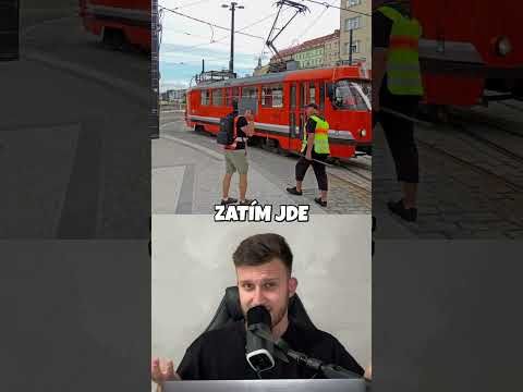 Čumíš při chůzi do mobilu?