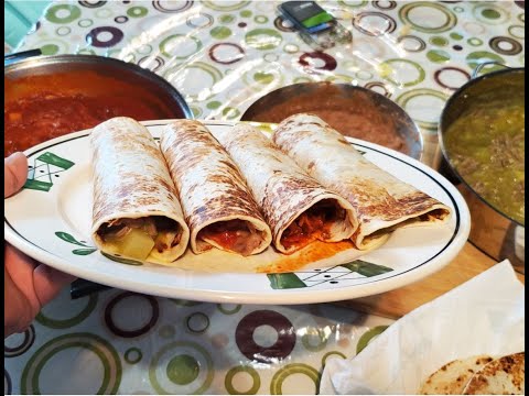 Dos Ricos Guisados de Carne Desebrada en Chile Colorado y En Chile Verde 😋😋😋