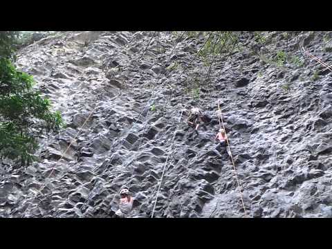 Escalando la pared en Cachí