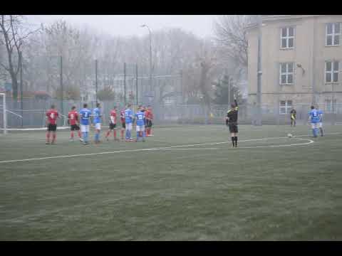 Rzut wolny wykonuje Piotr Łuczyk (RKS Okęcie)