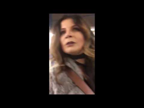 Carola plankar på tunnelbanan!