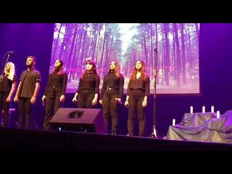 מקהלת תלמידי בית ספר בן גוריון בשיר "ארים ראשי" בעצרת בהיכל התרבות