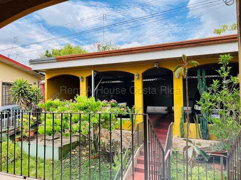 Casa en Venta con Apto Independiente, San Isidro de Heredia – Amplio Terreno y Potencial de Ingreso