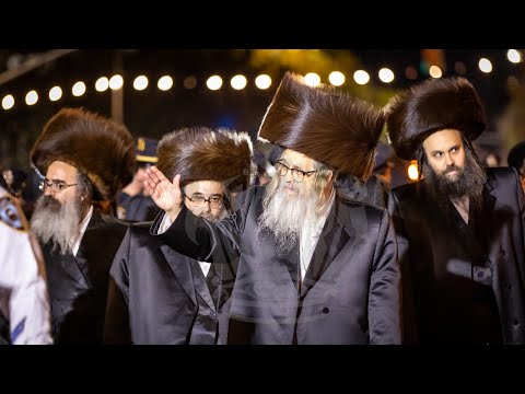 Bagleiten of Satmar Rebbe R’ Zalmen Leib - Motzei Simchas Torah 2024 | האדמו”ר מסאטמאר שליט”א