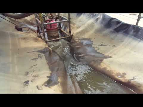 Deshidratación de lodos, drenando del Geotube®, las partículas sólidas son confinadas al interior.