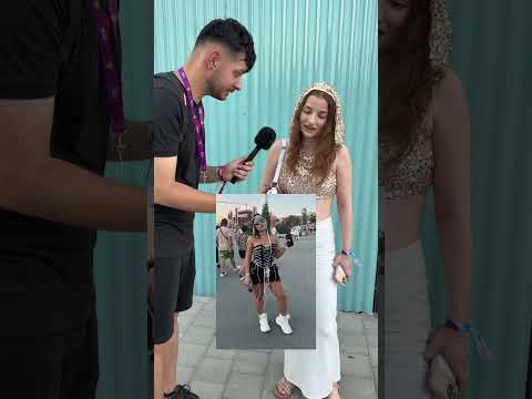 Fete de la Nibiru isi dau note outfit-urilor😂