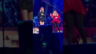 Kelly Clarkson &amp; Kelsea Ballerini &#39;Have yourself a Merry Little Christmas&#39;