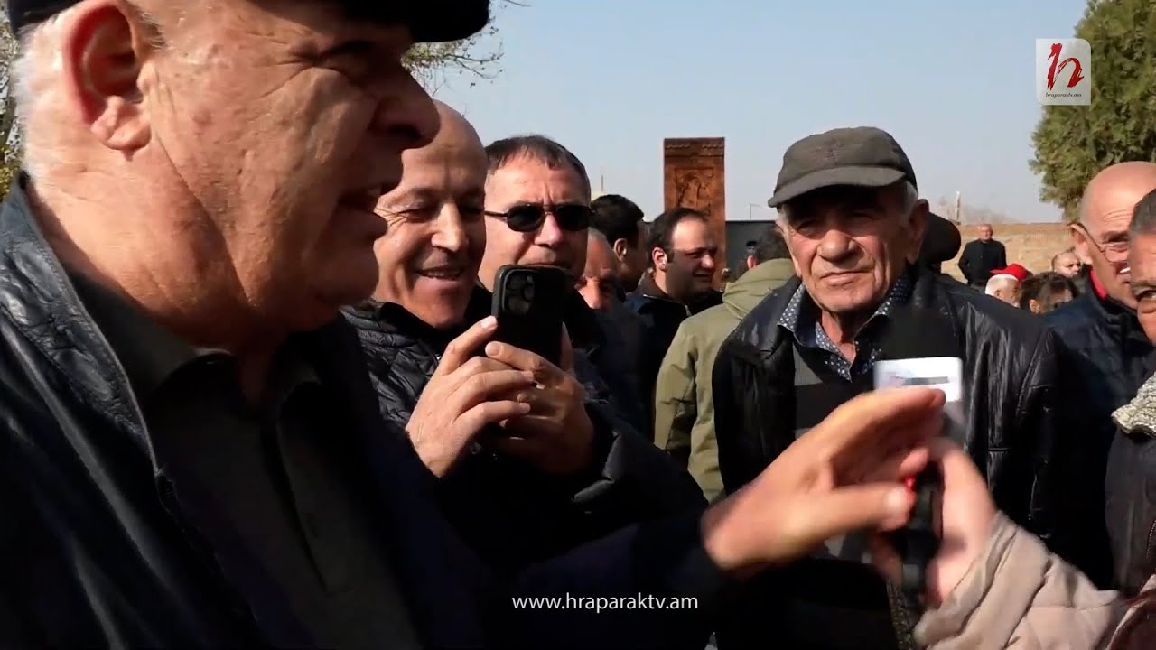 Փաշինյանի աջակիցը կատաղած հրում է Հրապարակ-ի բարձրախոսը, վիրավորում լրագրողին