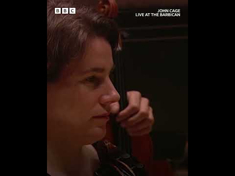 Η Συμφωνική Ορχήστρα του BBC, υπό τη διεύθυνση του Lawrence Foster [Λώρενς Φόστερ], εκτελεί το 4′33″ (1952) του [[#John Cage [Τζων Κέιτζ]#]] στο Barbican Centre του Λονδίνου (16 Ιανουαρίου 2004). Το απόσπασμα προέρχεται από την τηλεοπτική μετάδοση John Cage Live at the Barbican [Ο Τζων Κέιτζ ζωντανά στο Μπάρμπικαν] του BBC. Στα τρία μέρη του έργου οι μουσικοί δεν παίζουν ούτε μία νότα. Ο ήχος προέρχεται από την αίθουσα και το κοινό, και η επιτελεστικότητα της εκτέλεσης γίνεται το ίδιο το μουσικό γεγονός.