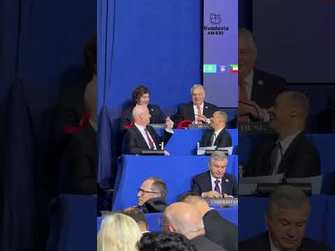 Елвис е жив! Милей изпя "изгаряща любов" на ухото на Орбан (Видео)