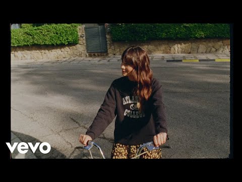 Videoclip de NO TE HAS IDO Y YA TE EXTRAÑO — Aitana